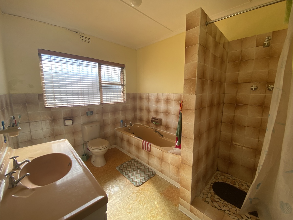 Large Four Bedroom Home In Lotus River